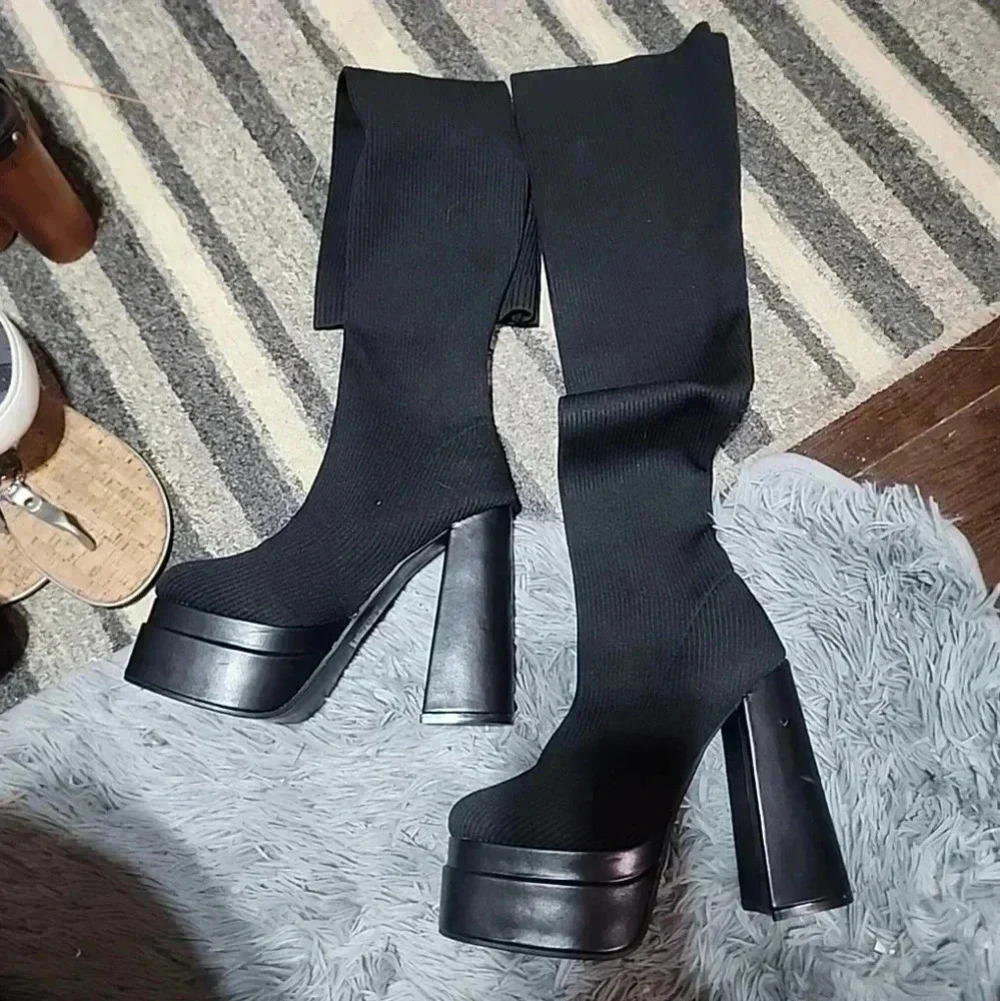 "Slay the Y2K Look with Givanna Bratz knee High Platform Sock Boots." Size 37 - Picture 4 of 10